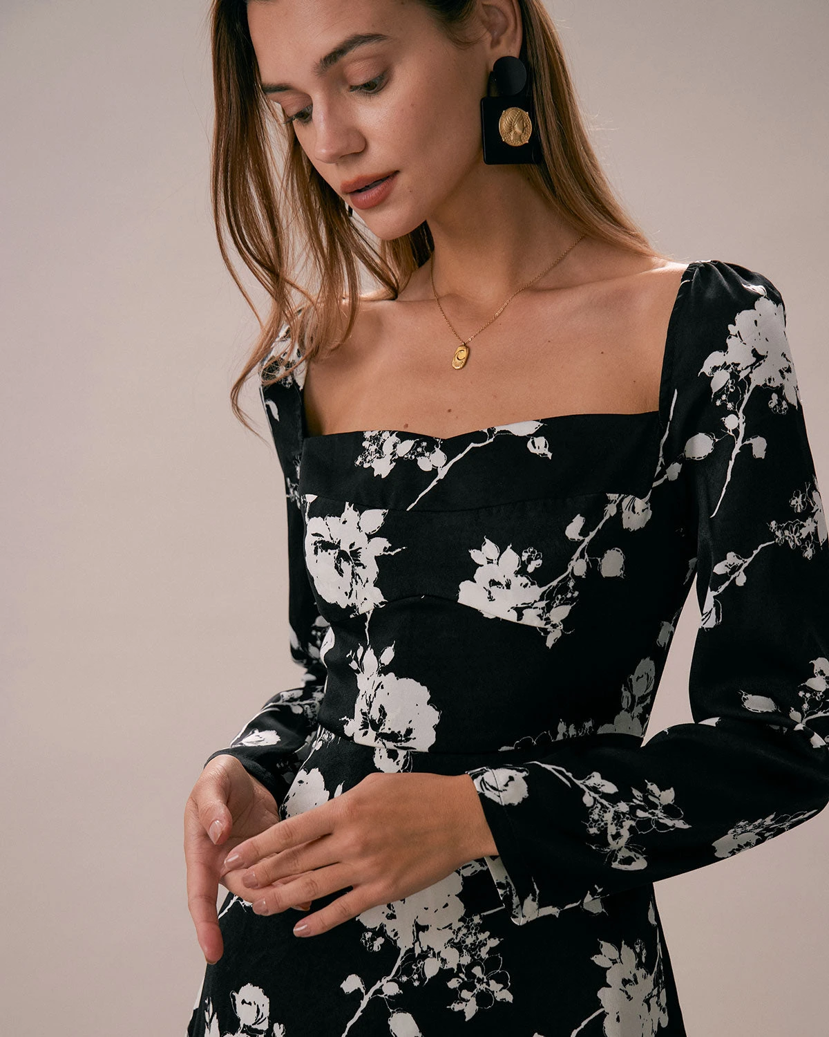 The Black Sweetheart Neck Floral Midi Dress 4 The Black Sweetheart Neck Floral Midi Dress - Image 4